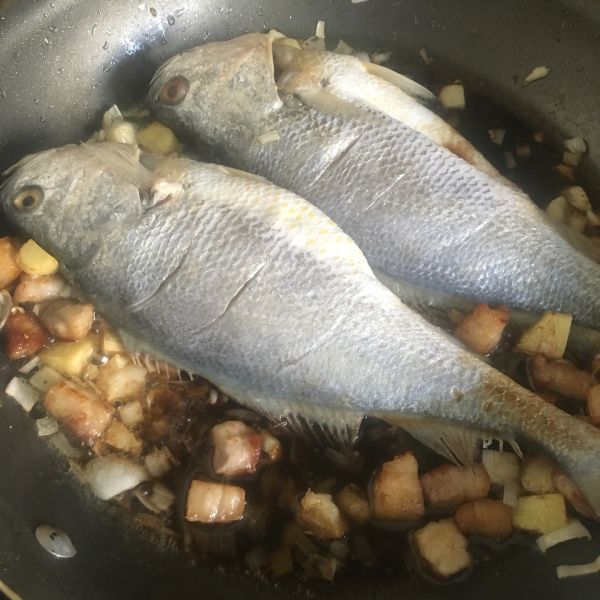 五花肉烧黄花鱼