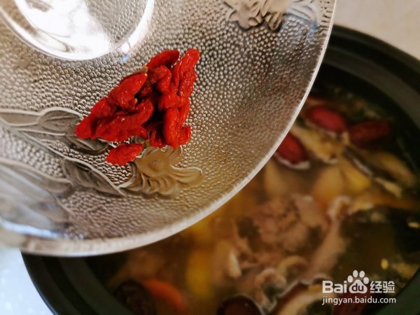 胡萝卜玉米香菇鸡汤