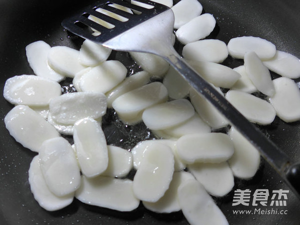 香蕉炒年糕的做法