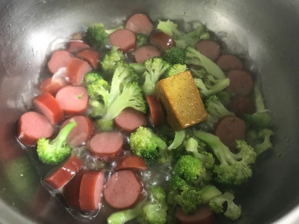 西兰花鹌鹑蛋咖喱饼