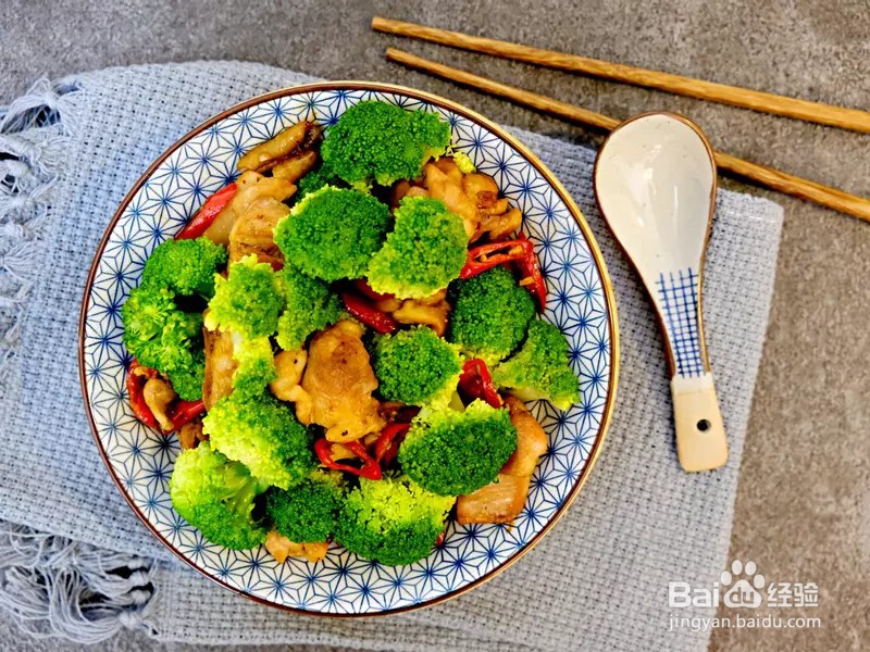怎样做出家常菜系列之西兰花炒鸡肉