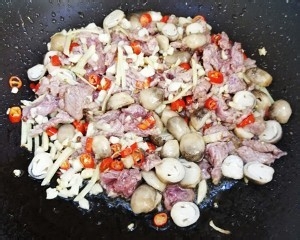 怎么做好吃的草菇牛肉