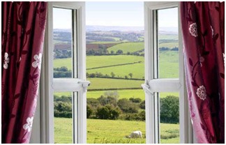 雨季如何不让实木家具受潮？