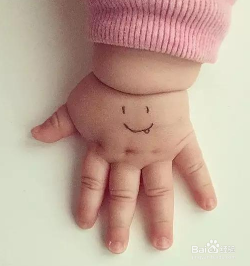 如何帮小宝宝剪指甲