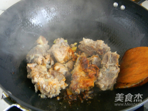 脊骨炖土豆的做法