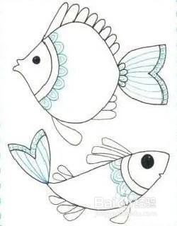 在鱼头周围画出半圆形的边,里面填充上短线,用弯曲的线把鱼尾分成