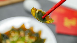 凉拌皮蛋的做法