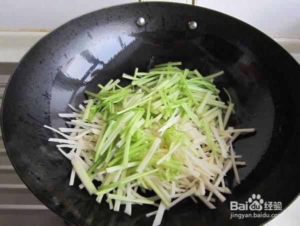 毛芹菜炒土豆的做法