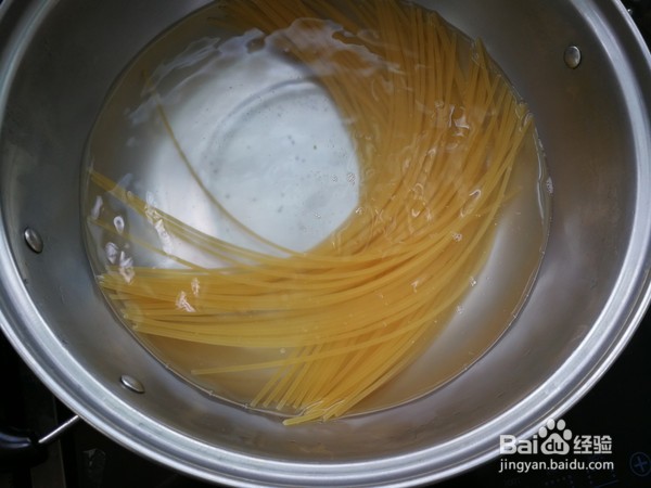 黑蒜番茄拌意大利面的做法