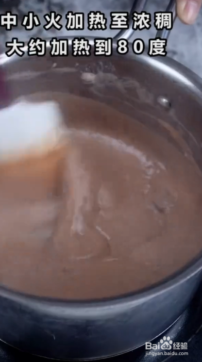 如何制作草莓巧克力脆皮冰淇淋？