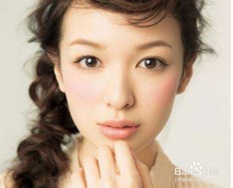 眼妆跟唇妆如何搭配比较好看?