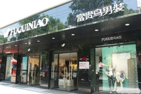 商场里都有这种鞋店，就是里面的款式只有一两种很简约，而且颜色以红黑为主，求这是什么牌子