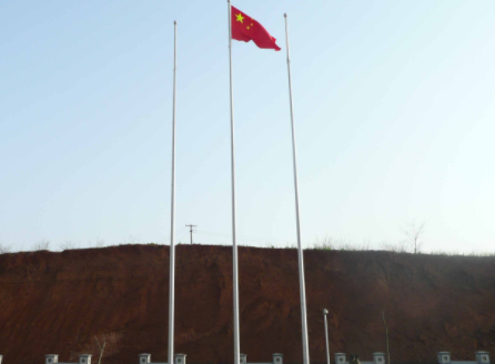 国旗挂在旗杆上如何防止绕起来