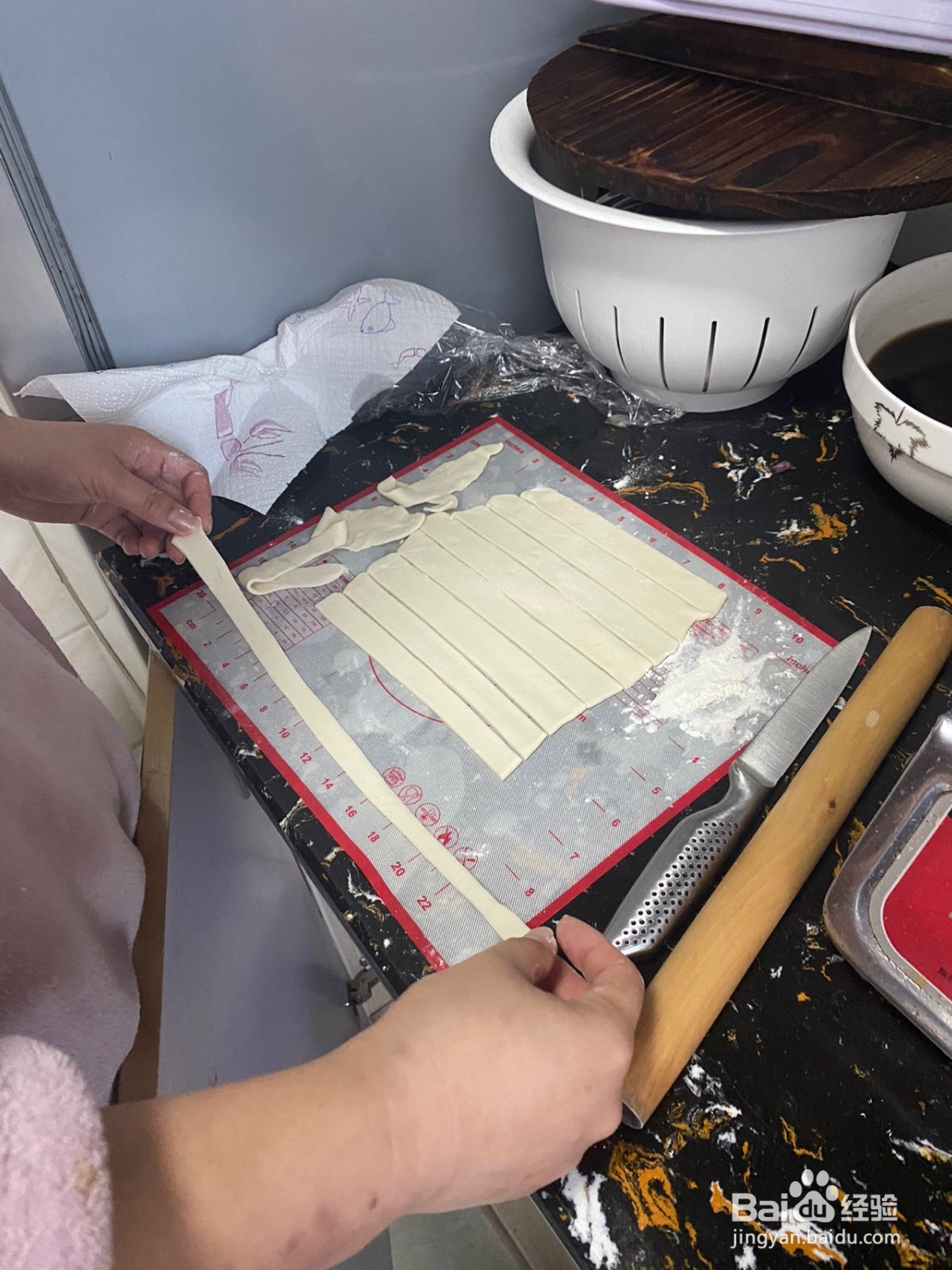 新疆大盘鸡的手工拉面条