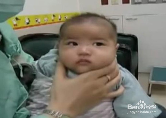 给宝宝拍嗝的方法