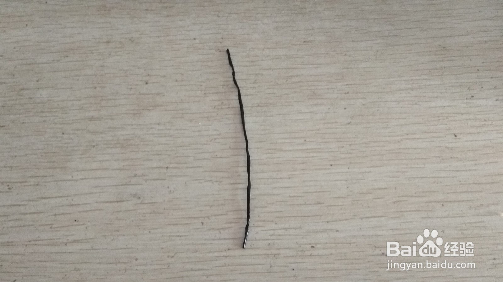 如何用一个数据线绑绳做两支中性笔的简易支架