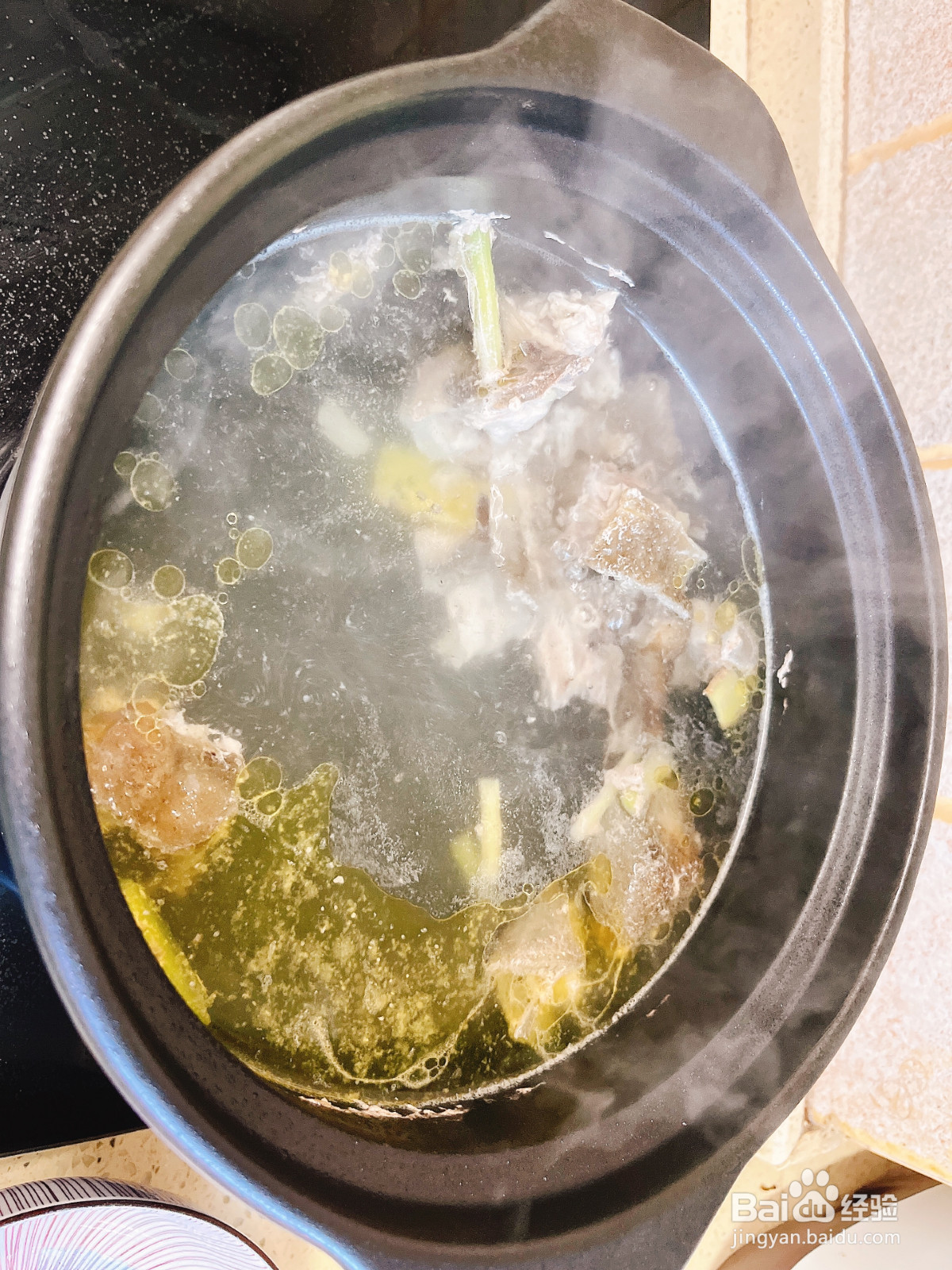 黑牛肝菌炖鸡汤的做法
