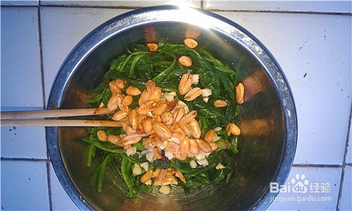 如何做出美味的香酥花生米拌菠菜