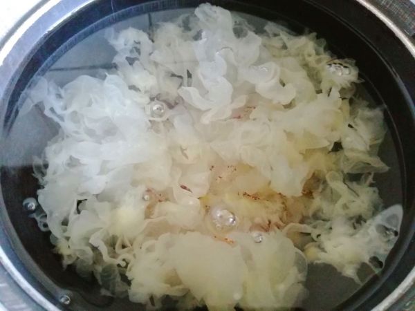 银耳黄桃红枣羹