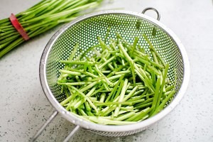 教你怎么做江南春天之香干腊肉炒芦蒿