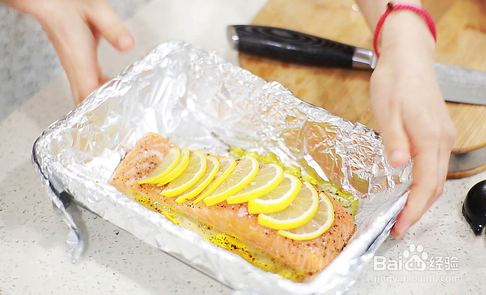 怎么做黑椒柠汁烤三文鱼?