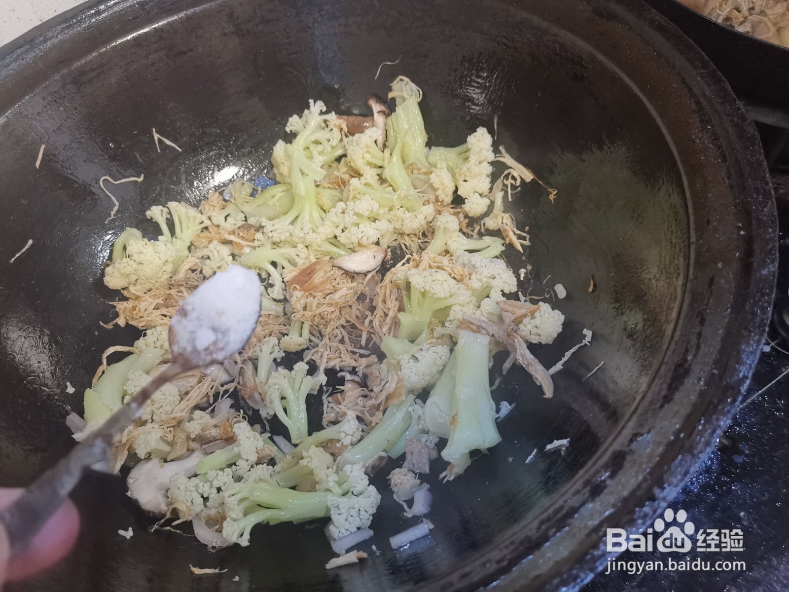 鸡胸肉炒香菇花菜的做法