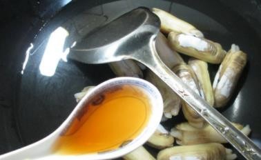 咸肉秀珍菇蛏子--美食教程