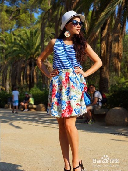 10款印花半身裙美搭,绽放光彩吸眼球