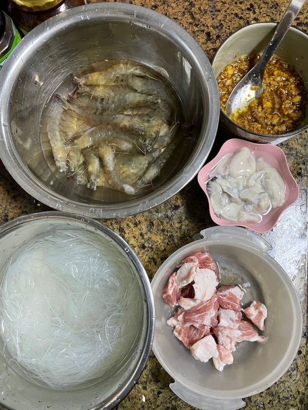 鲜虾生蚝粉丝煲