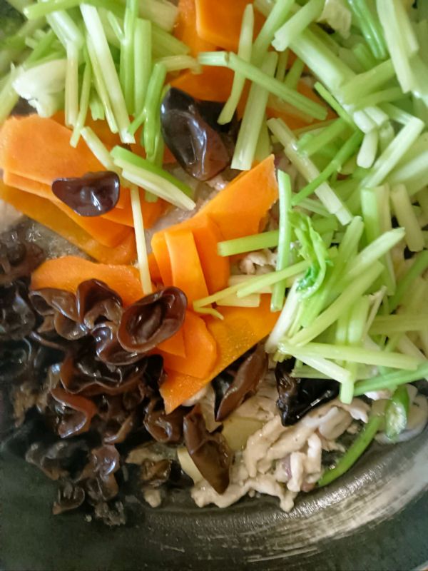 芹菜木耳小炒肉