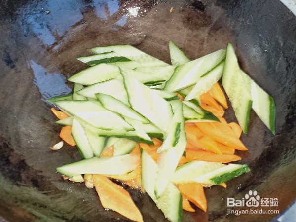 胡萝卜黄瓜炒鸡蛋的做法