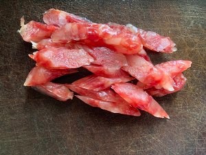 食补养生腊肠炒西兰花的做法