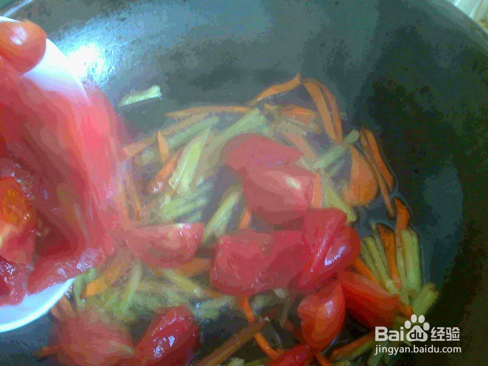 怎样做好西红柿焖梭鱼[姜丝胡萝卜丝西红柿打底]