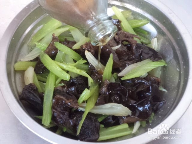 如何做出好吃的黑木耳拌芹菜