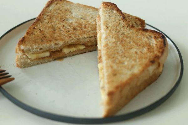 花生酱香蕉三明治