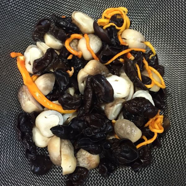 鲜百合炒猪扒粒