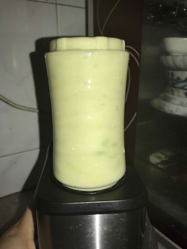 蔬菜沙拉和牛油果益力多