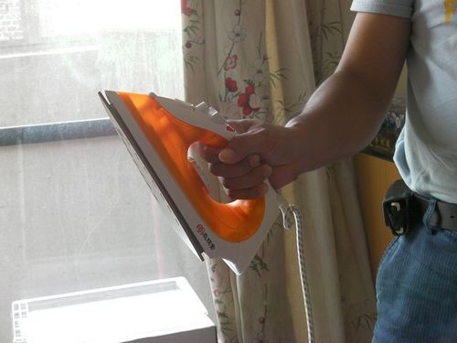 【洗衣窍门】衣服被蜡烛滴到的处理方式