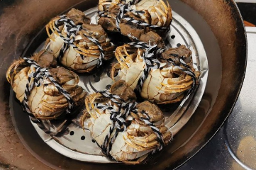 制作清蒸大闸蟹