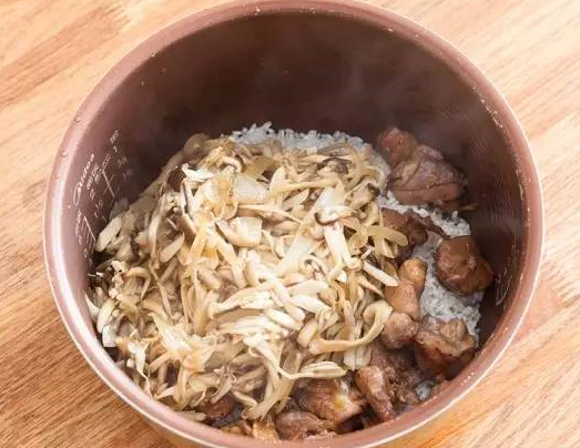 菌菇鸡肉煲仔饭