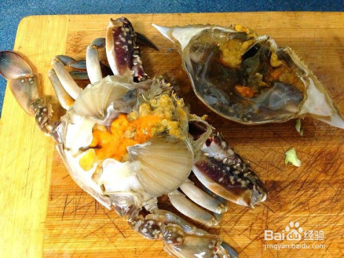 取出呛好的梭子蟹,切块摆盘,沾上用料酒,酱油,米醋,姜末,蒜泥,芥末