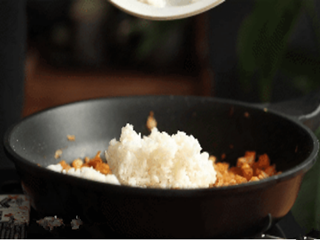 金枪鱼泡菜芝士炒饭怎么做