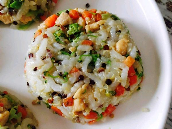 藜麦鸡肉蔬菜饭团