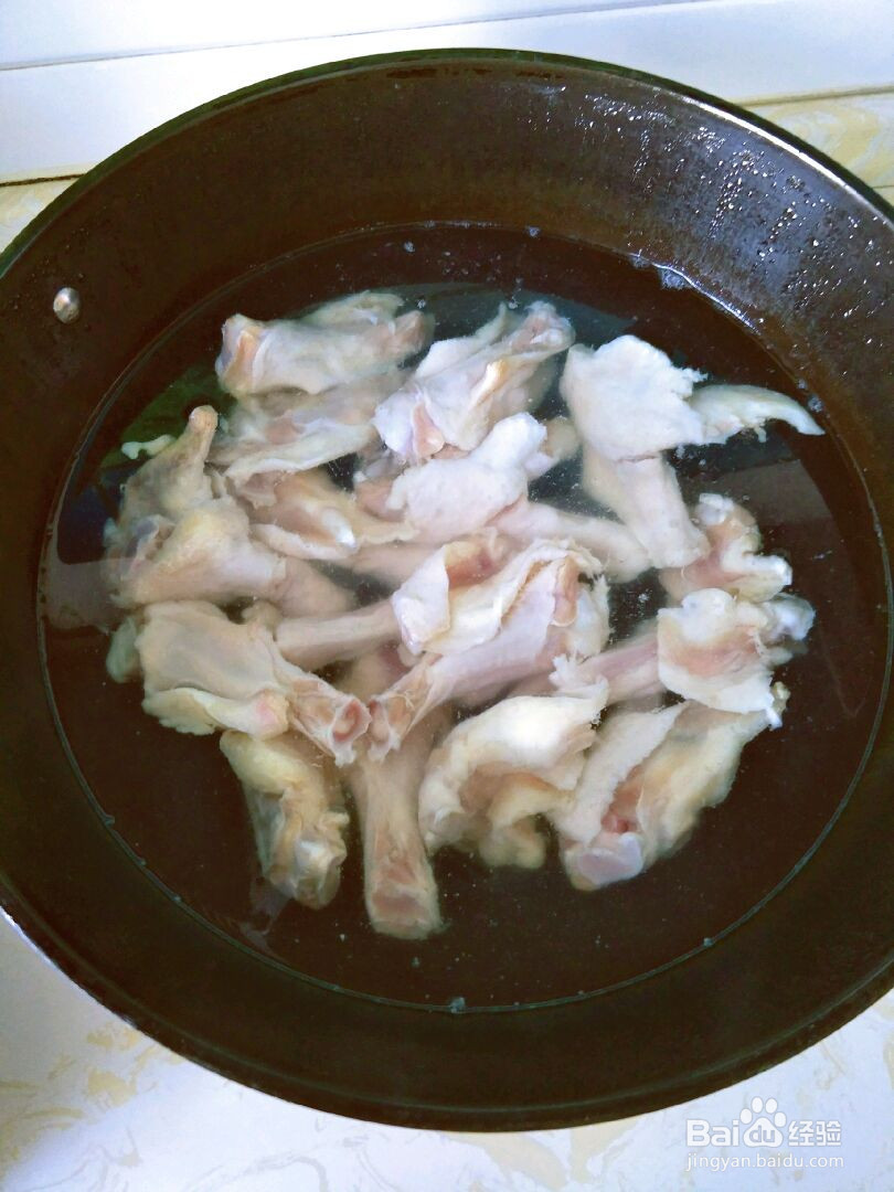 鸭翅根炖土豆的做法