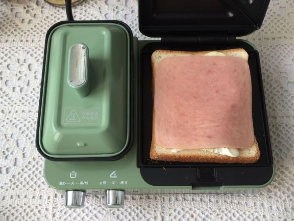 火腿鸡蛋三明治