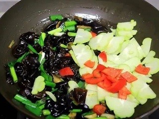 葱烧木耳佛手瓜怎么做？