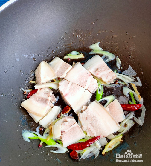 五花肉酸菜炖粉条，酸爽美味，好吃下饭