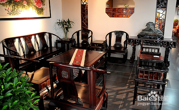 在制作过程中，如何使得红木家具更加美观实用？