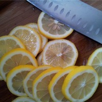 女人怎样在生活中保养自己，柠檬就可以哦。