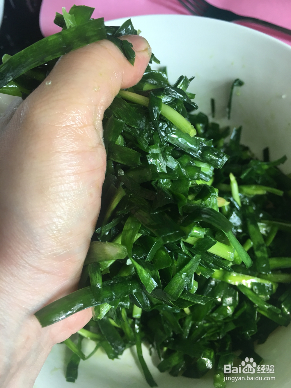 一个人做腌韭菜芥菜